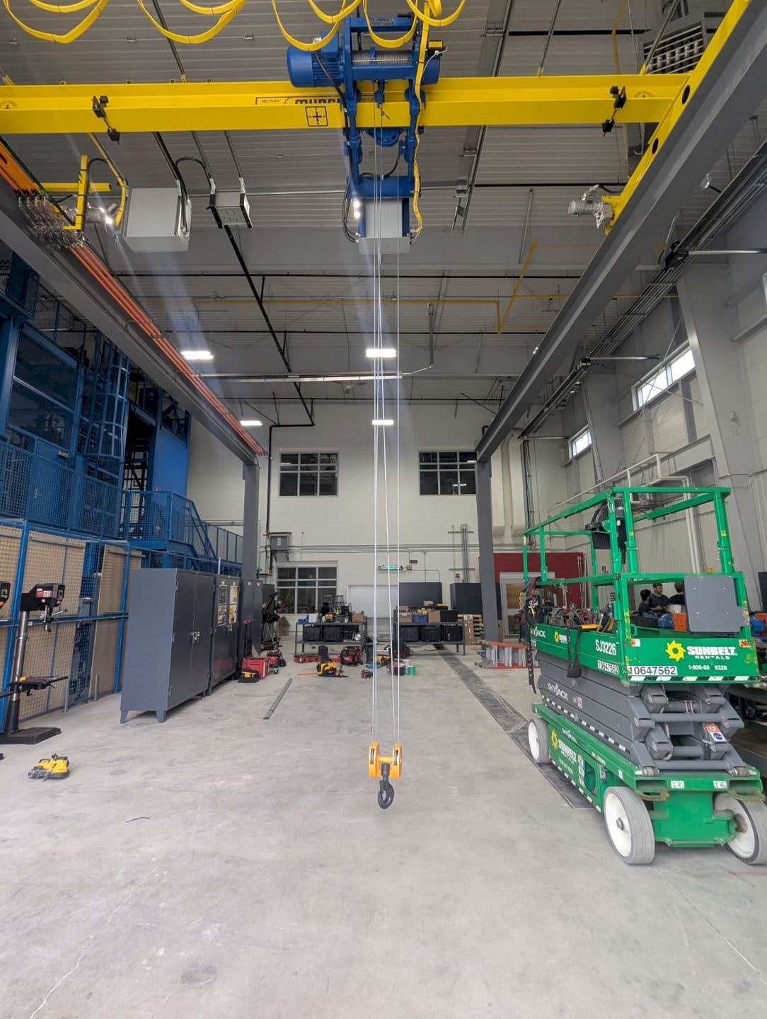 Overhead crane with wire hoist